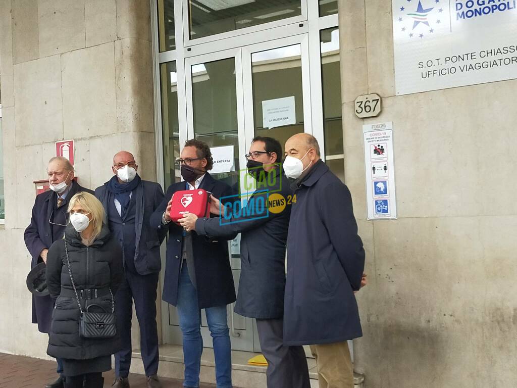 consegna defibrillarore alla dogana di ponte chiasso da parte di comocuore