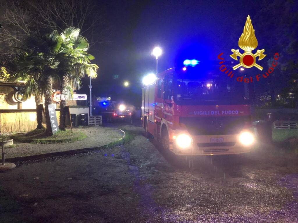 incendio notte locale via milano erba intervento dei pompieri
