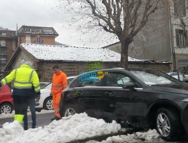 incidente viale innocenzo como, auto sbanda e finisce opposta corsia di marcia