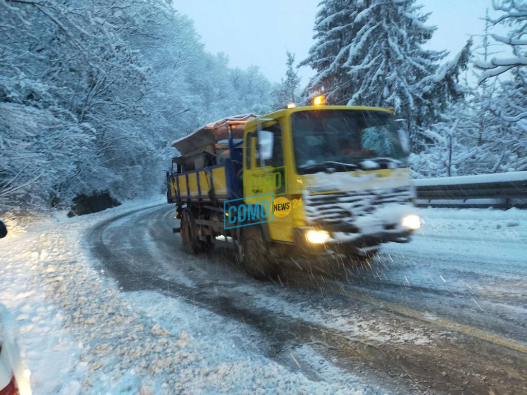 La nevicata di oggi sulle strade di Como: disagi e code in tutte le zone