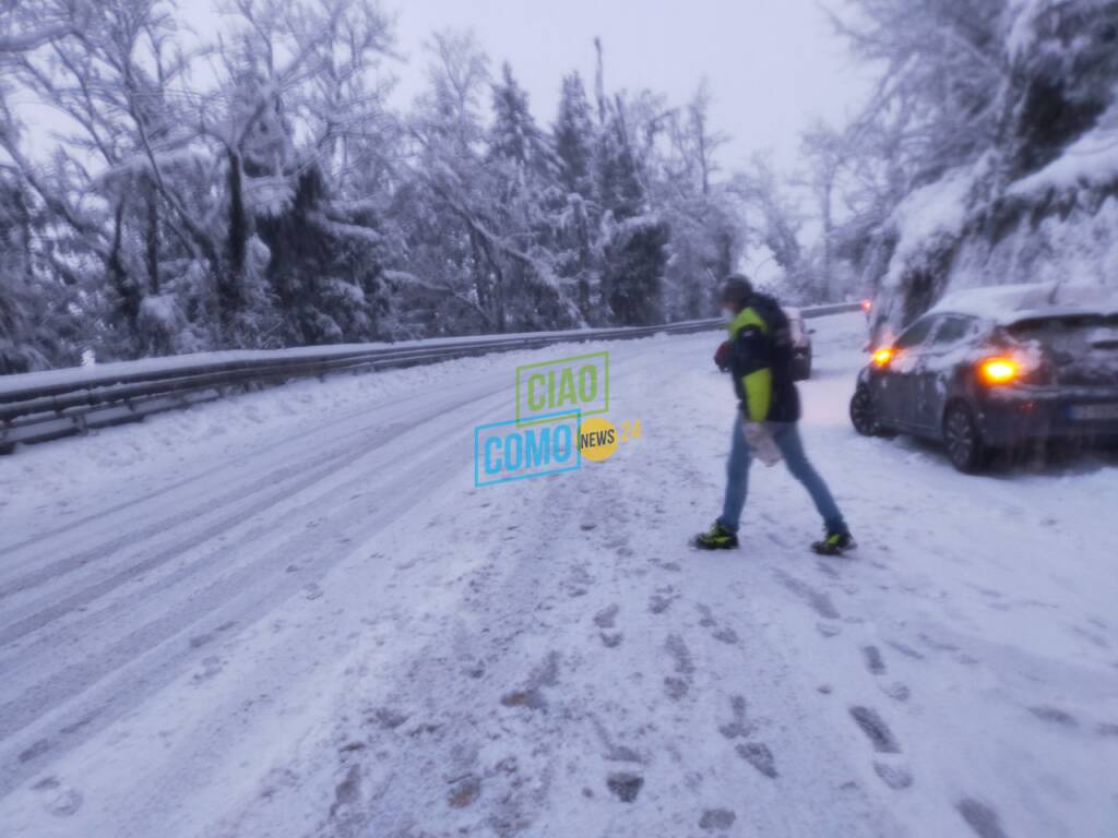 La nevicata di oggi sulle strade di Como: disagi e code in tutte le zone