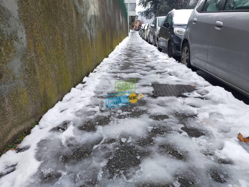 marciapiedi sporchi a como e hinterland per la neve, puliti ad Albese dai volontari civici