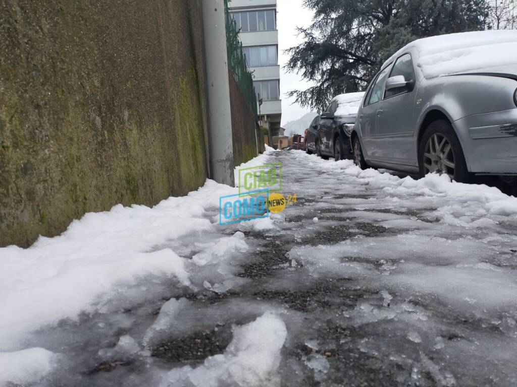 marciapiedi sporchi a como e hinterland per la neve, puliti ad Albese dai volontari civici