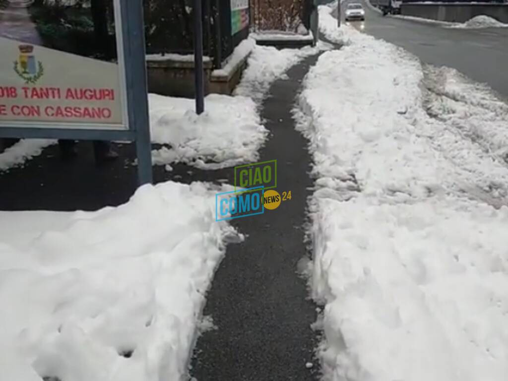 marciapiedi sporchi a como e hinterland per la neve, puliti ad Albese dai volontari civici