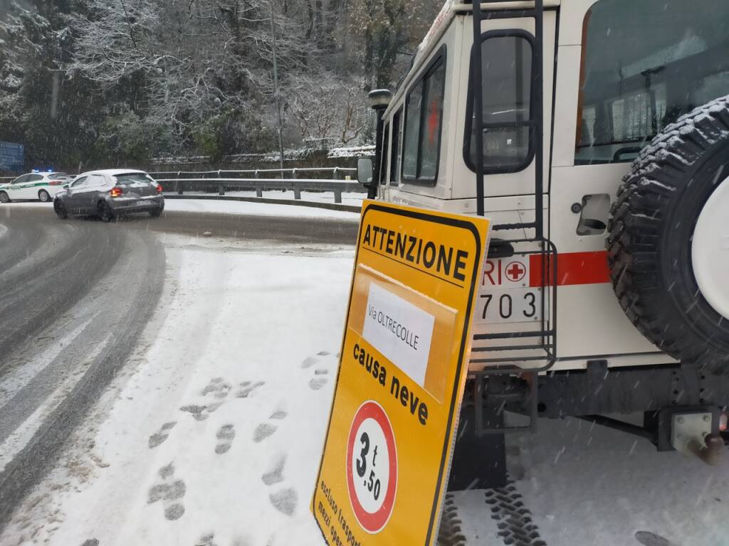 NEVE STRADE COMO DISAGI E CHIUSURA OLTRECOLLE PER MEZZI PESANTI