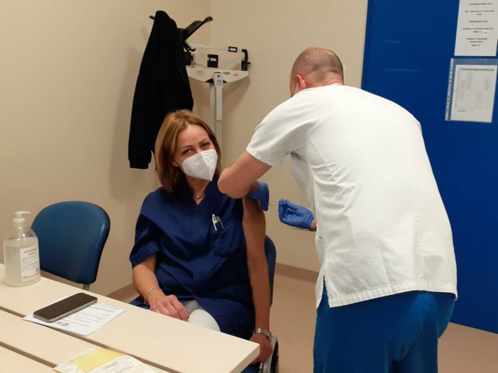 prime vaccinazioni covid como