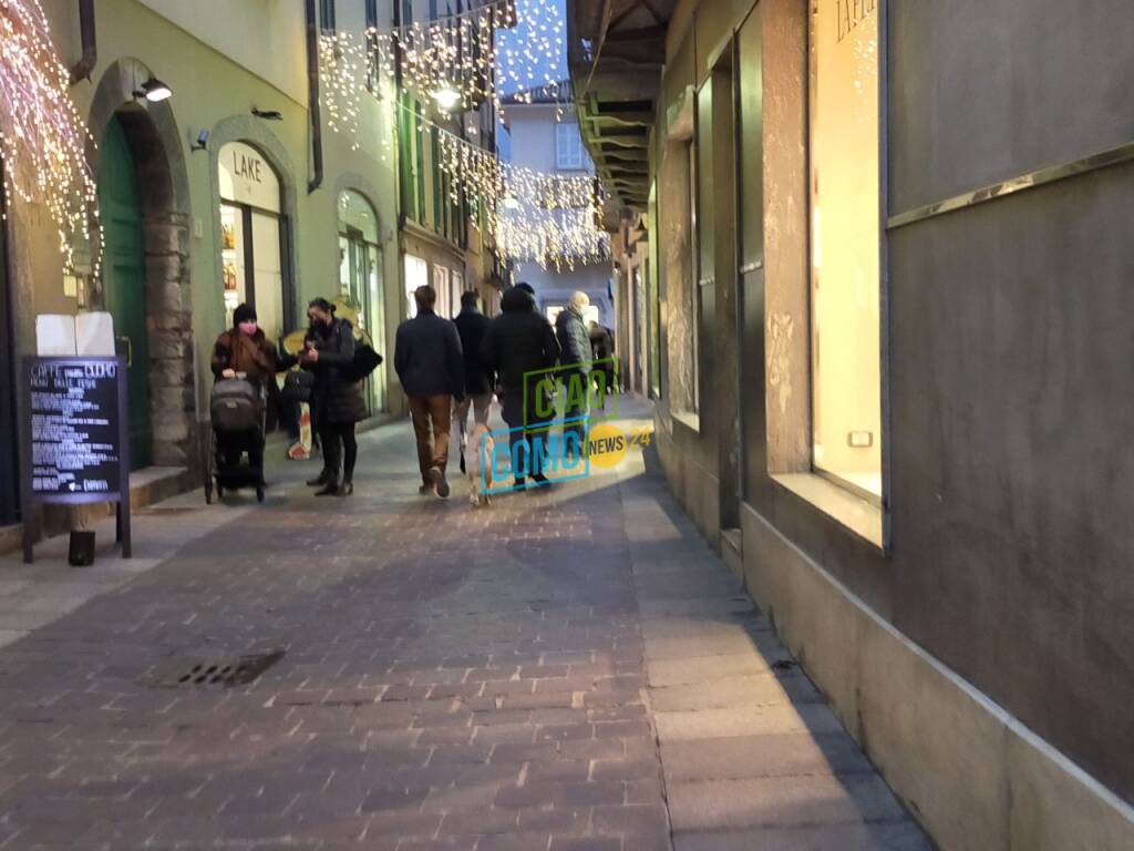 shopping di natale a como gente a spasso oggi pacchetti regali