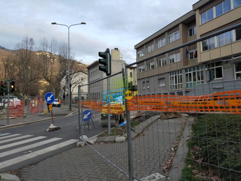 cantiere como viale varese viale battisti operai strada chiusa cartelli lavori