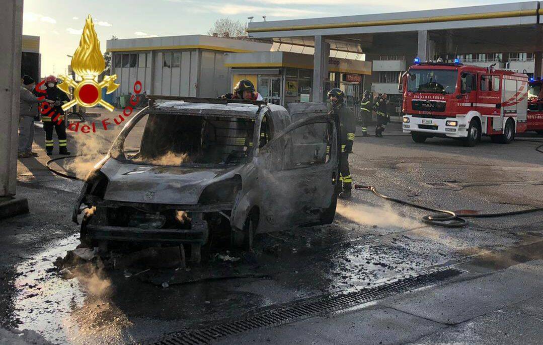 incendio auto mariano comense distrutore intervento pompieri