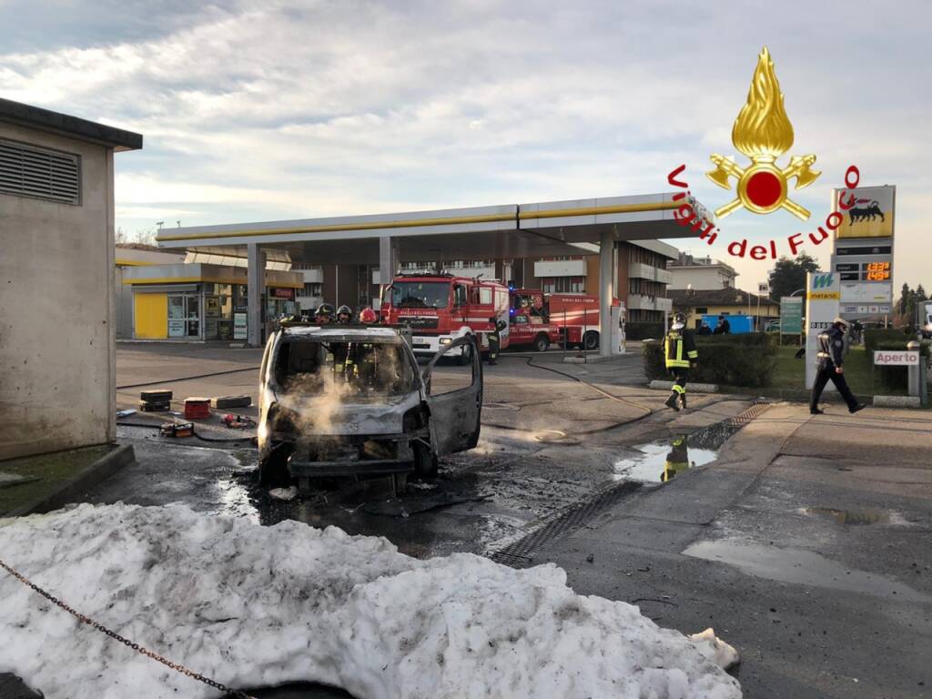 incendio auto mariano comense distrutore intervento pompieri