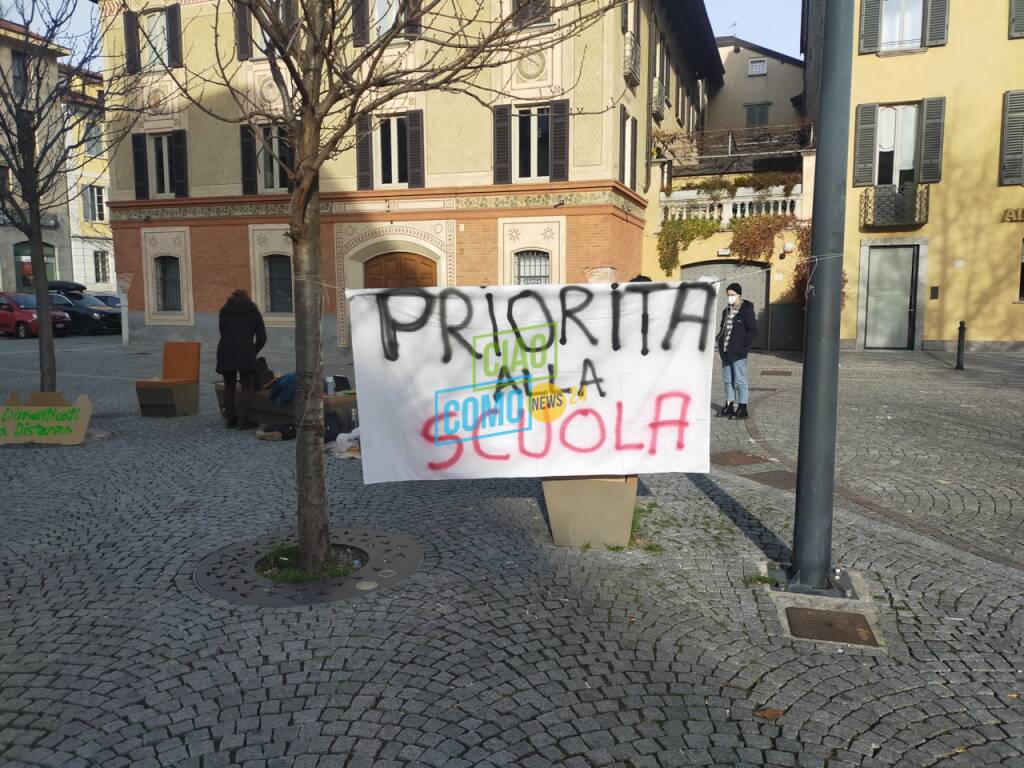 La protesta degli studenti di Como contro la Dad che dura da mesi