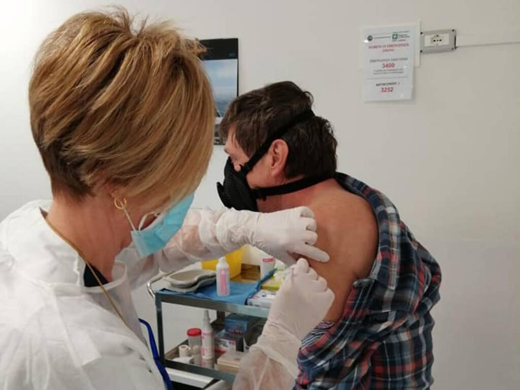 medici e personale sanuitario vaccino anti covid ospedale menaggio