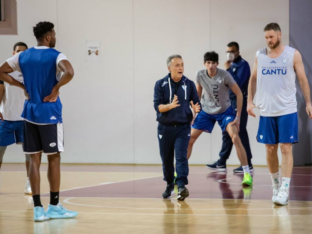 piero bucchi dirige primo allenamento pallacanestro cantù