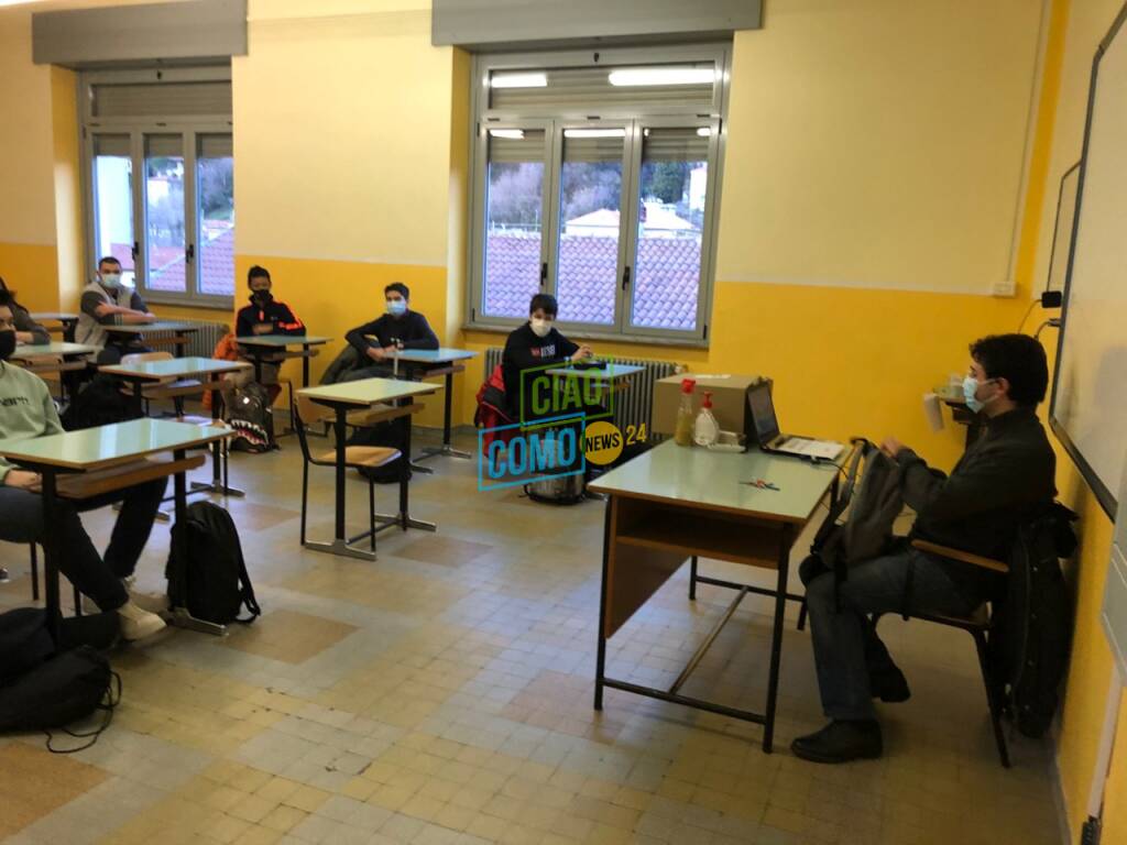 ritorno in aula degli studenti questa mattina aula ragazzi studenti