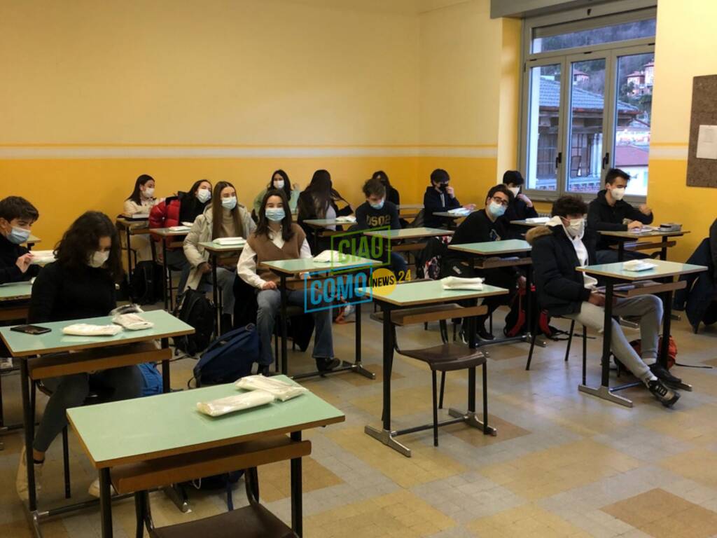 ritorno in aula degli studenti questa mattina aula ragazzi studenti