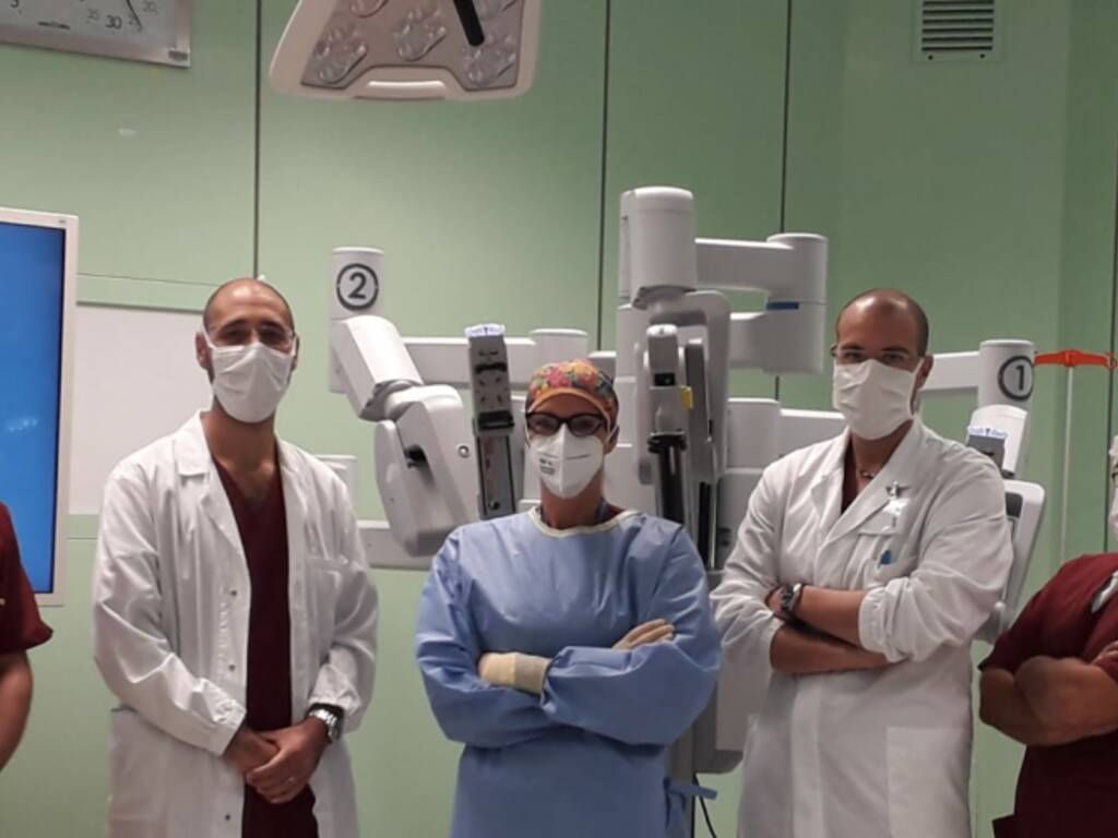 robot da vinci ospedale sant'anna con equipe che lo usa