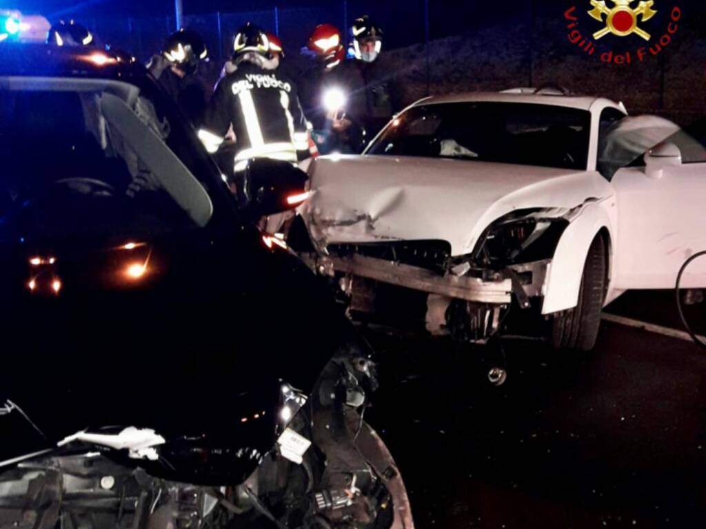 scontro auto lurago d'erba in serata auto distrutte provinciale