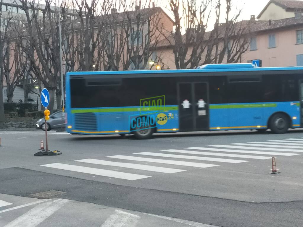 studenti in piazza vittoria e bus per riporesa orario scolastico