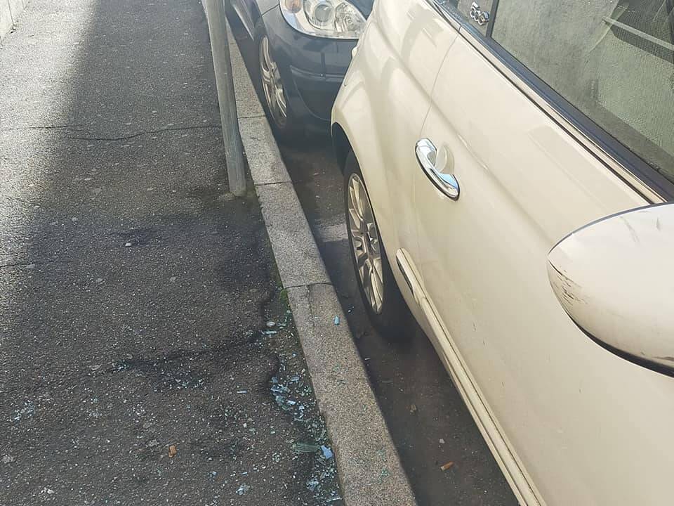 vandalismi como auto con finestrino danneggiato notte via barelli
