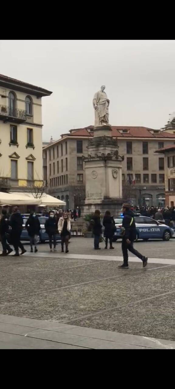 auto polizia centro como piazza volta per rissa scoppiata oggi