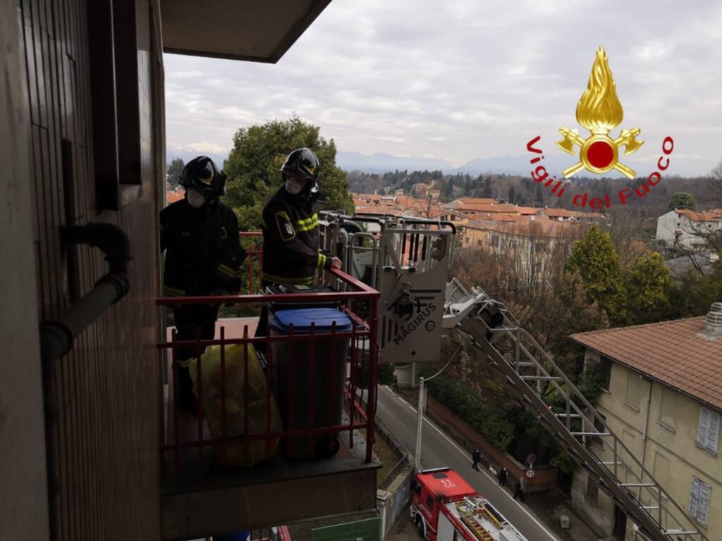 cadorago pompieri soccorrono pensionato al quinto piano di casa con autoscala