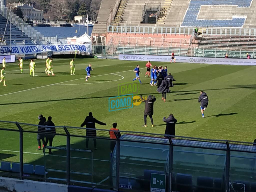 Como batte la lucchese al sinigaglia immagini rete ed esultanza squadre campo