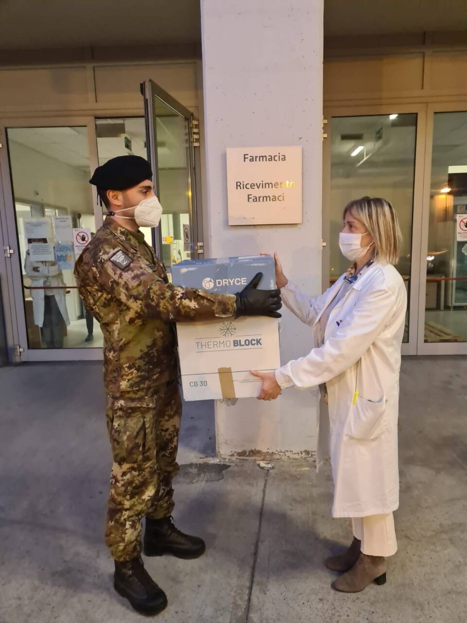 foto arrivo vaccini astra zeneca ospedale sant'anna di como asst lariana