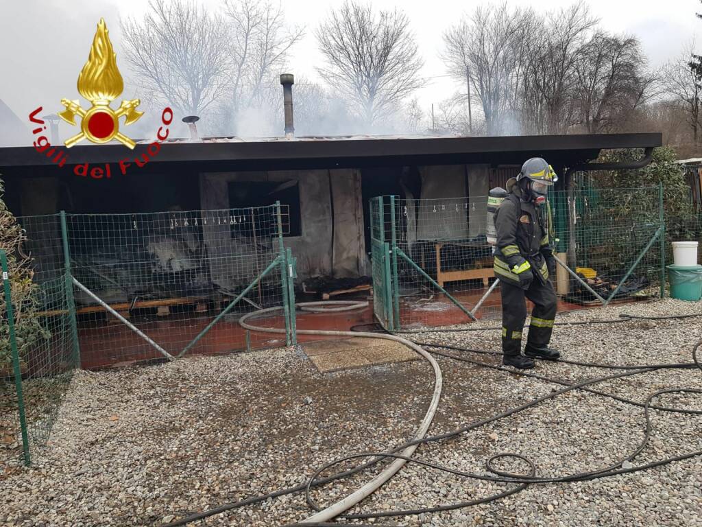 incendio canile olgiate comasco pompieri in azione