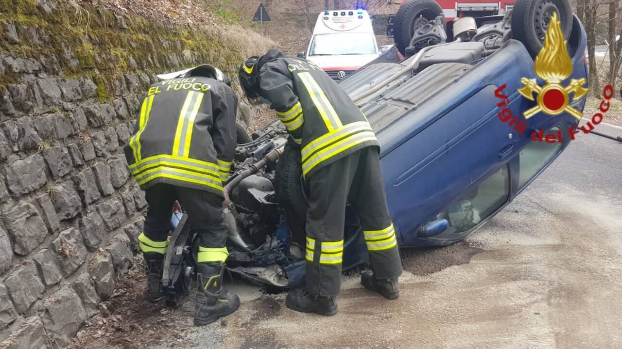 incidente alta valle intelvi auto ribaltata in strada, soccorsi pompieri