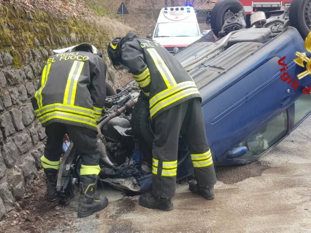 incidente alta valle intelvi auto ribaltata in strada, soccorsi pompieri