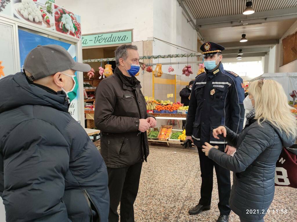 incontro mercato coperto como polizia locale assessore e casartelli