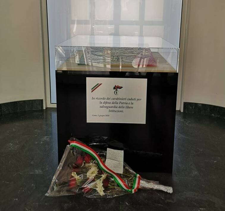 pensionata porta mazzo fiori ai carabinieri per ricordare vittime dell'arma uccise