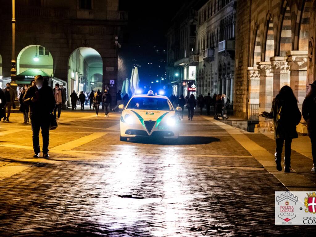 polizia locale auto ed agenti controlli servizi como città