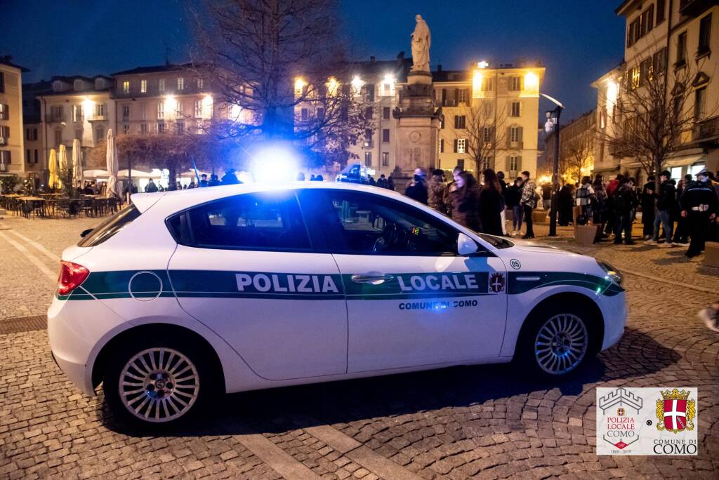 polizia locale auto ed agenti controlli servizi como città