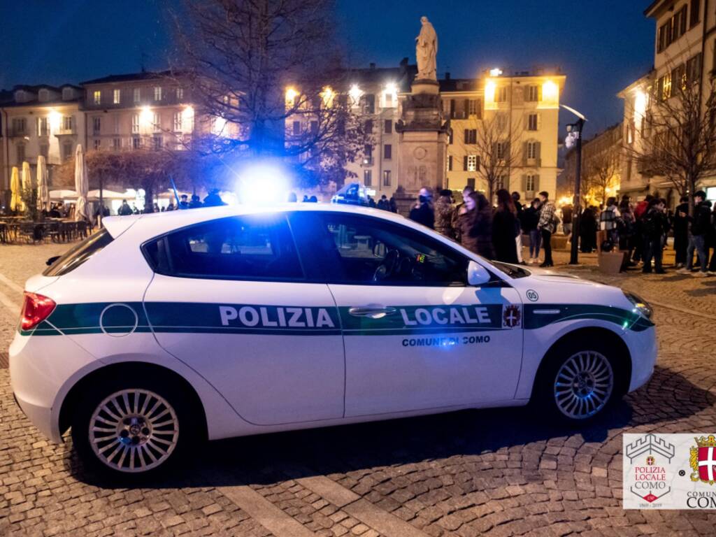 polizia locale auto ed agenti controlli servizi como città