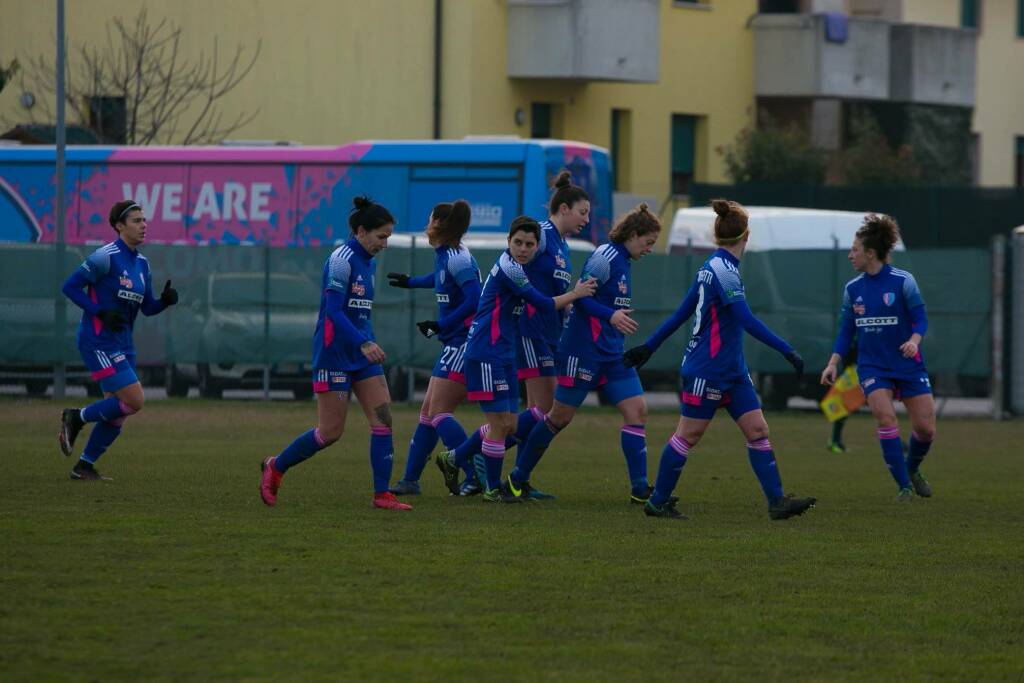 riozzese como calcio femminile ragazze in campo