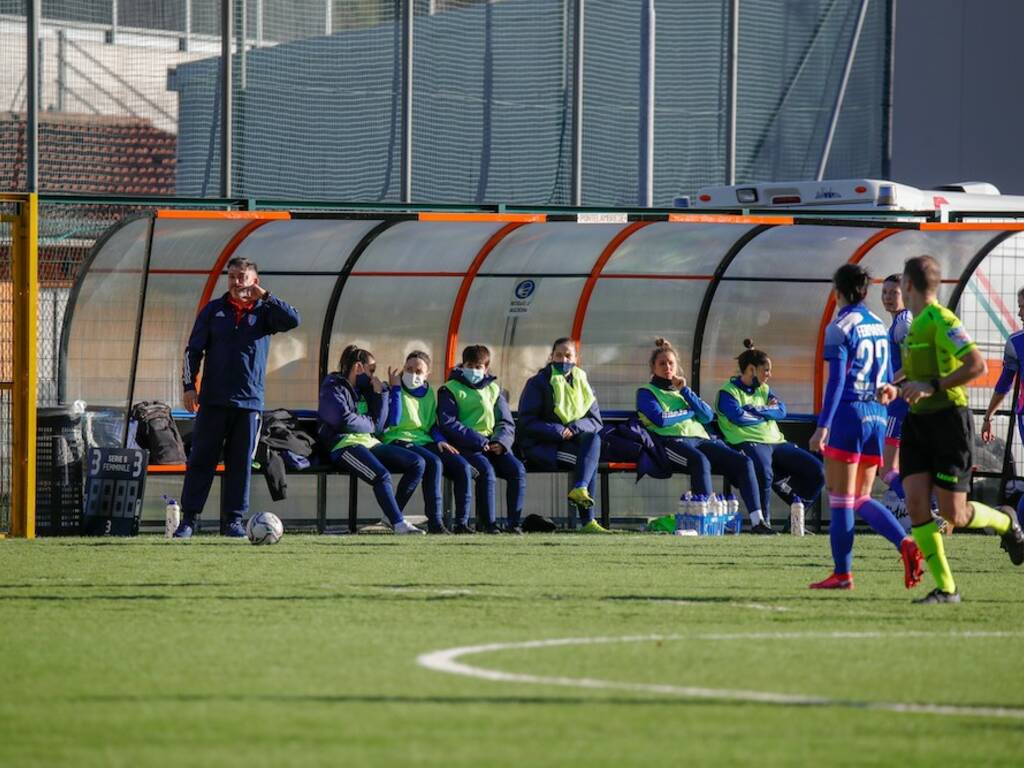 riozzese como calcio femminile ragazze in campo