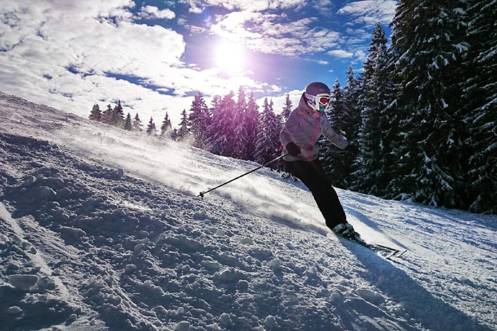 sciatore pista innevata regione lombardia