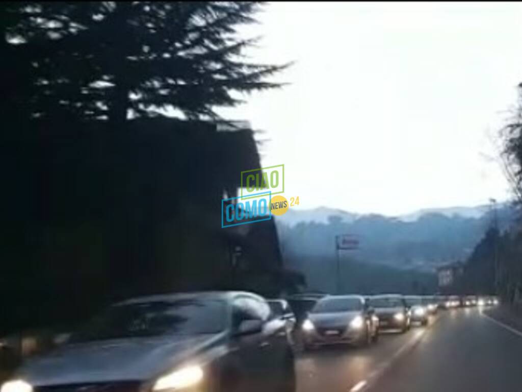 traffico per rientro dopo domenica di sole triangolo lariano strade