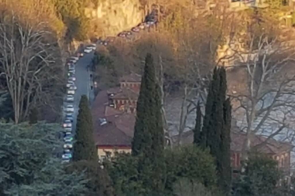 traffico per rientro dopo la domenica di bel tempo, lunga coda auto cernobbio