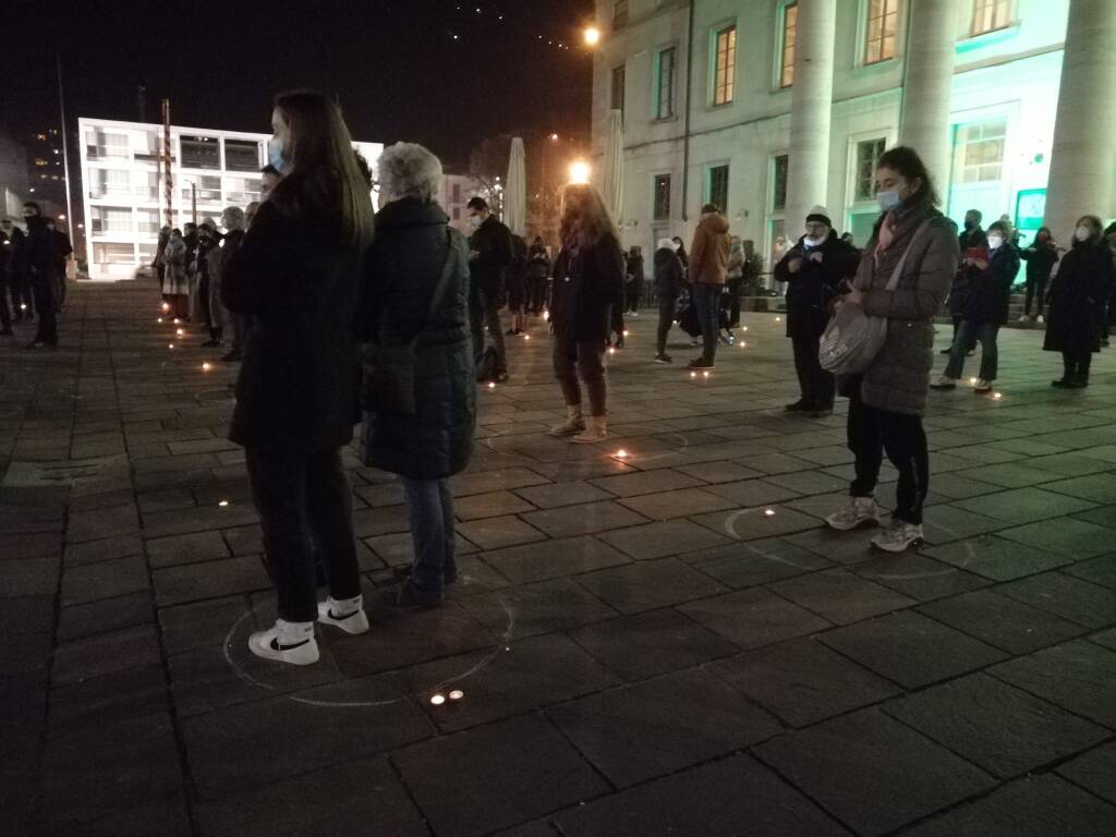 Un anno senza cultura, il flashmob dei lavoratori dello spettacolo davanti al Teatro Sociale