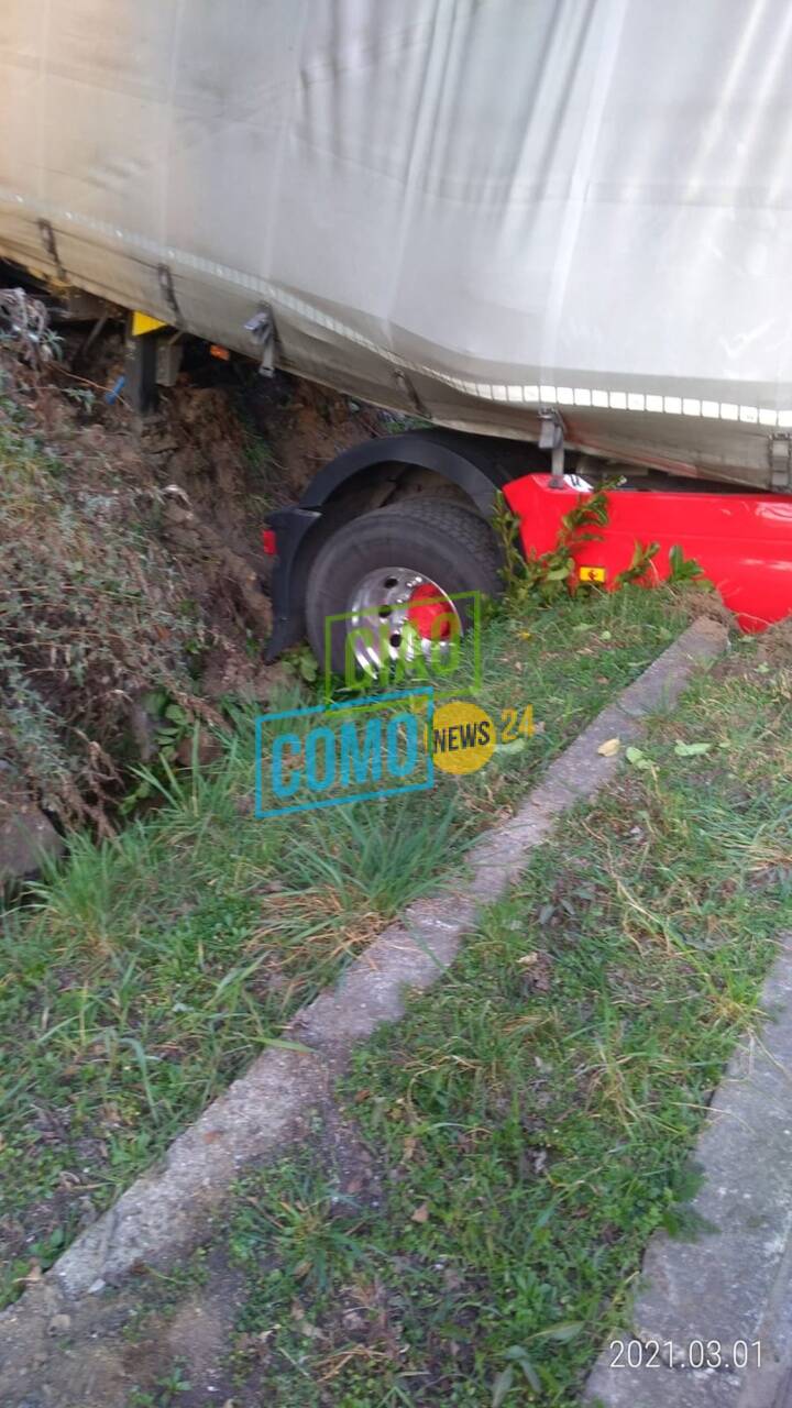 camion fuori strada lipomo finisce nel torrente