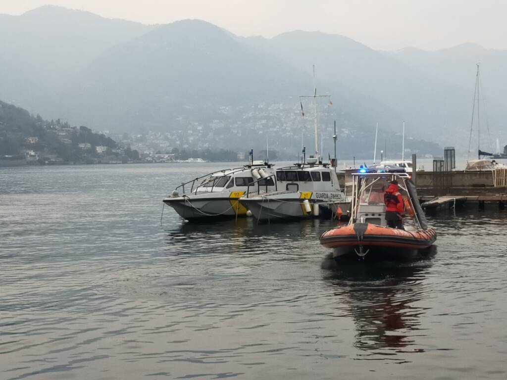 chiazza oleosa nel lago di como intervento dei pompieri con gommone lago primo bacino