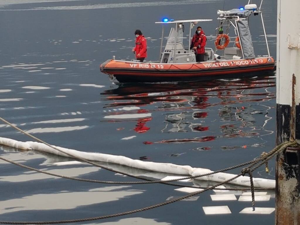 chiazza oleosa nel lago di como intervento dei pompieri con gommone lago primo bacino