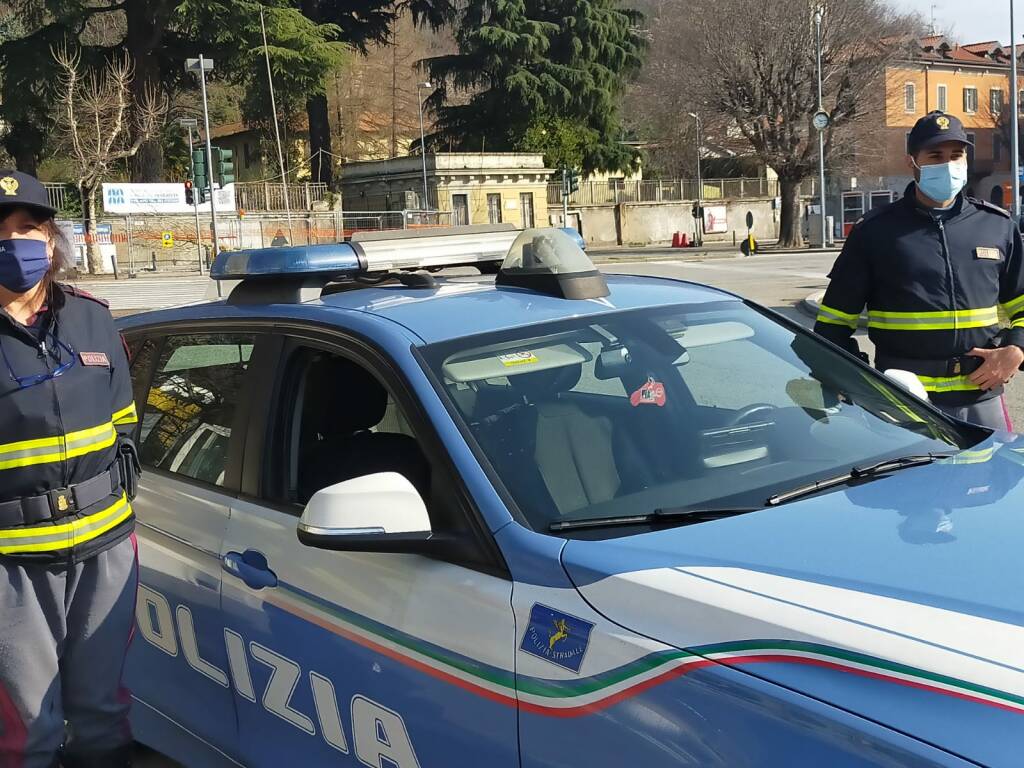 Controlli strade Como polizia locale domenica arancione scuro 