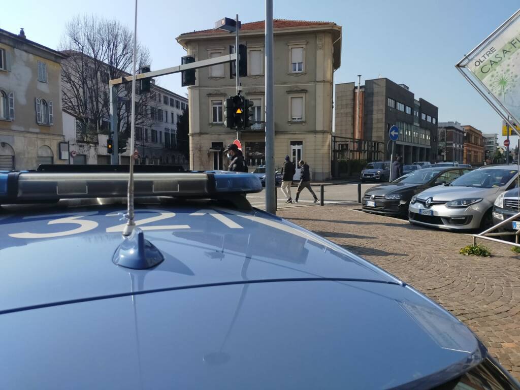 Controlli strade Como polizia locale domenica arancione scuro 