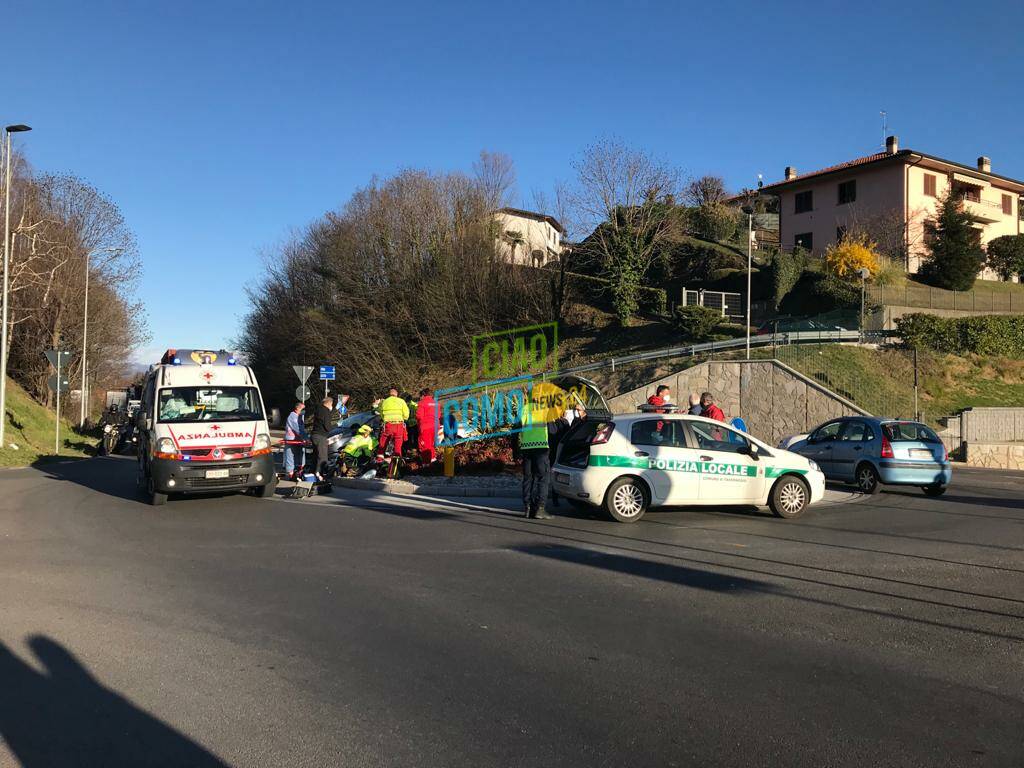 incidente albese ciclista investito alla rotatoria da un'auto