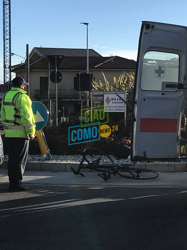 incidente albese ciclista investito alla rotatoria da un'auto