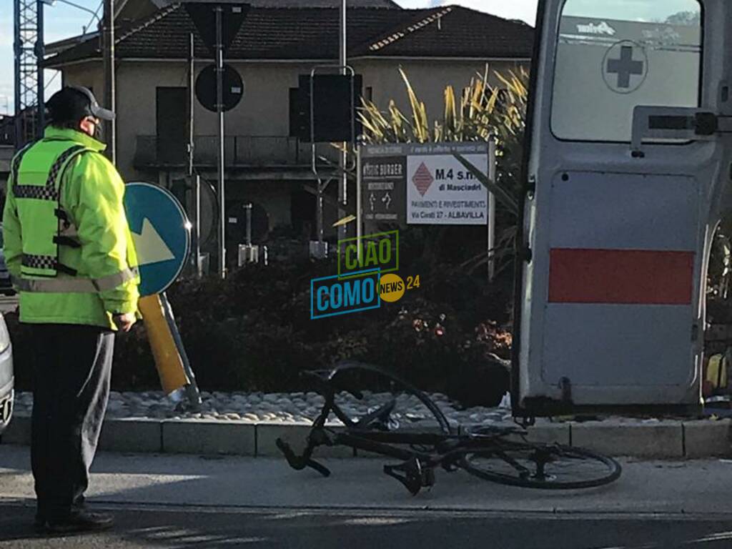 incidente albese ciclista investito alla rotatoria da un'auto