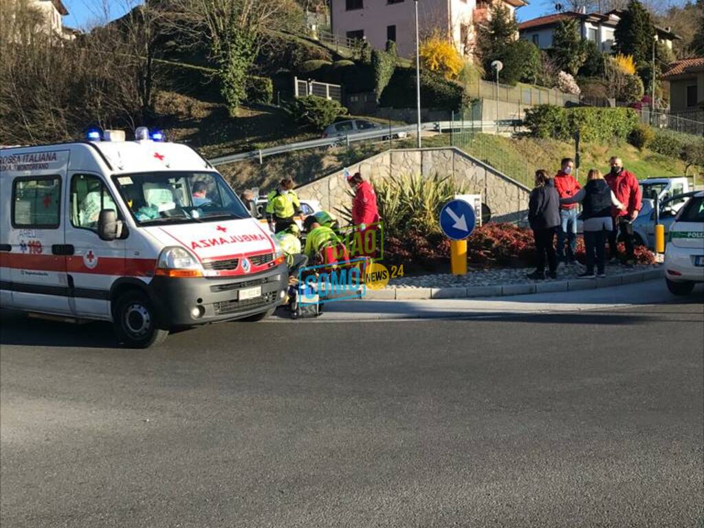 incidente albese ciclista investito alla rotatoria da un'auto